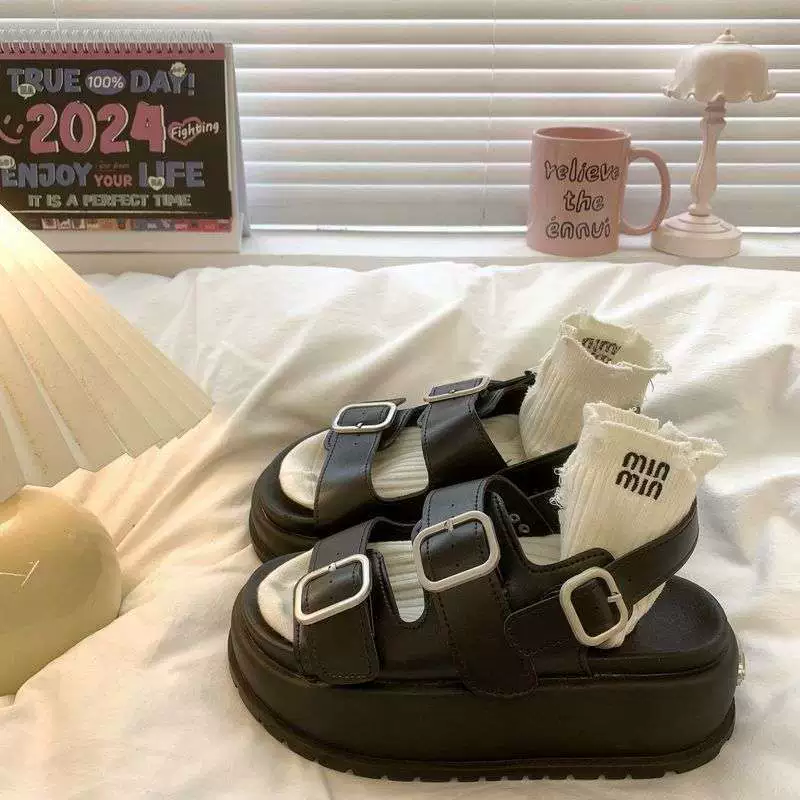 Женские летние сандалии на толстой подошве с эффектом увеличения роста, новые повседневные универсальные модные сандалии с пряжкой и платформой для пляжа 2025 года.