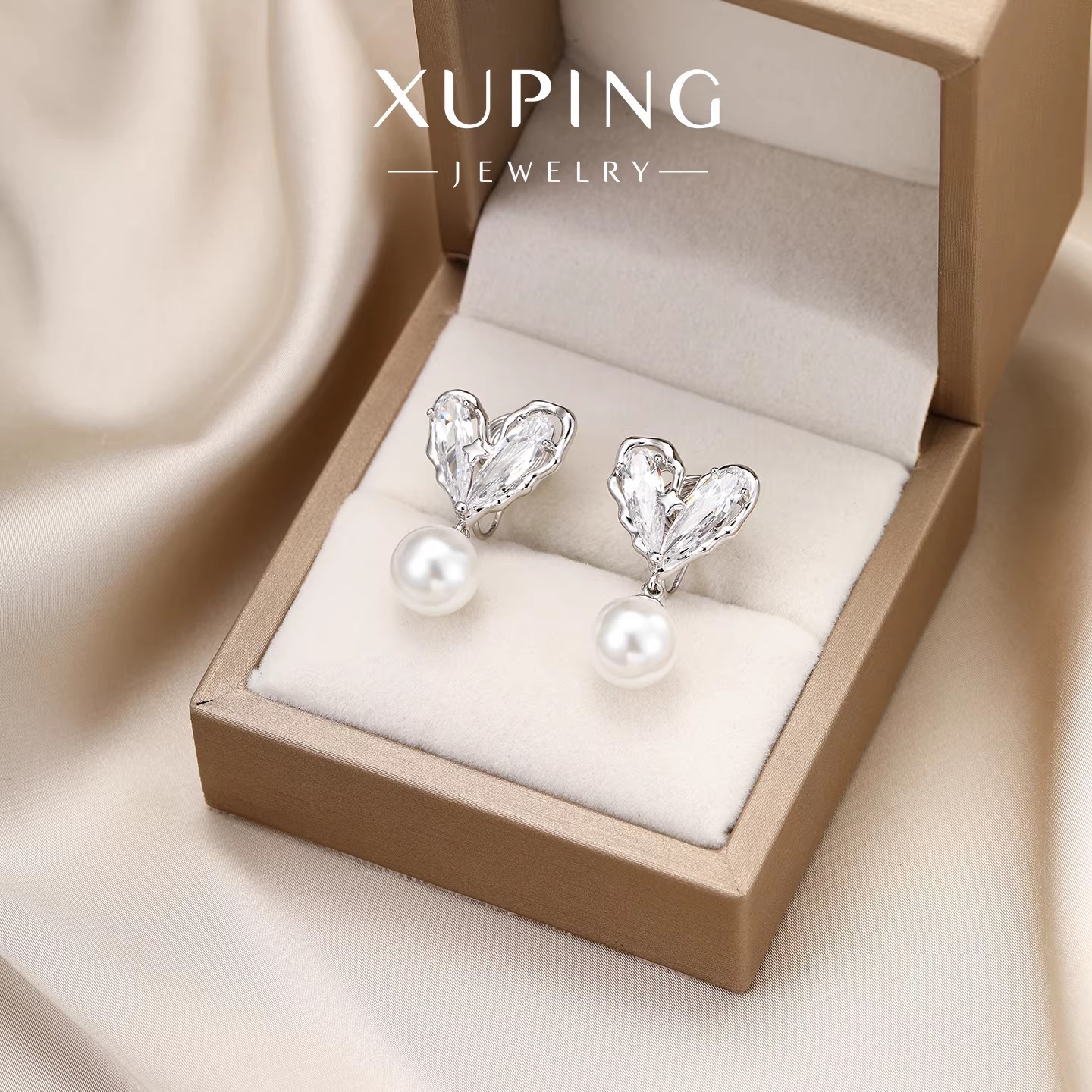 Pendientes de clip Xuping de aleación de cobre con baño de plata, diseño elegante y exclusivo, aretes graciosos y dinámicos para mujeres sin perforaciones en las orejas.