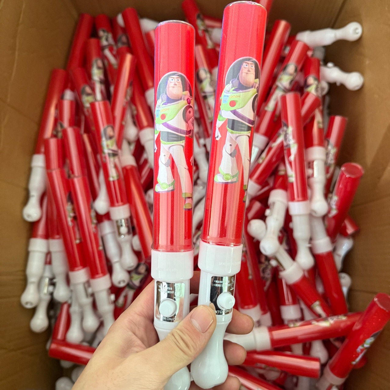 La reunión anual de la compañía de conciertos de bares KTV debe ayudar a los propensos fluorescentes varillas luminosas varillas de flash logotipo al por mayor