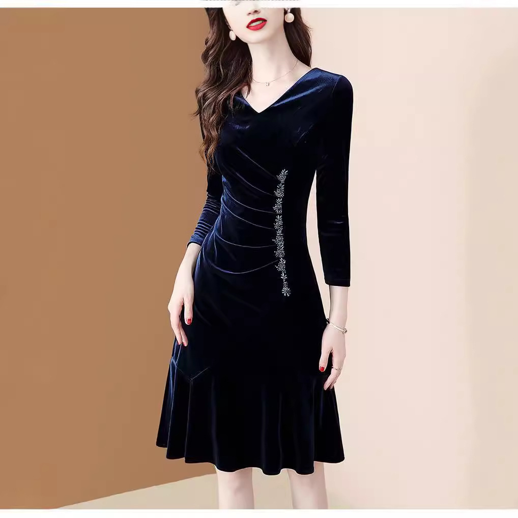 Golden Velvet dress Women's Autumn and Winter 2024 New Elegant V-neck Bead Slimming Fishtail Skirt High-end Dress Skirt