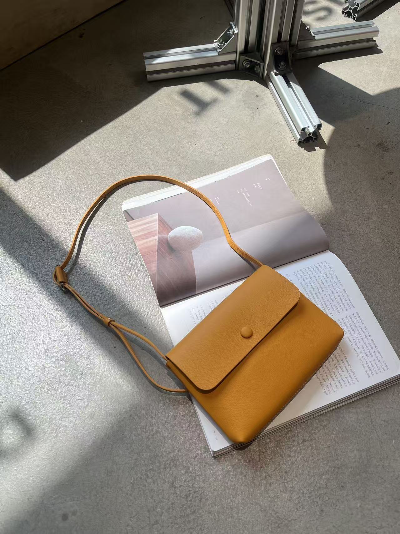 2026 Spring/Summer New Minimalist Single Shoulder Crossbody Bag For Women, Fashion Cowhide Commuter Phone Bag, Designer Handbag - Thumbnail 8