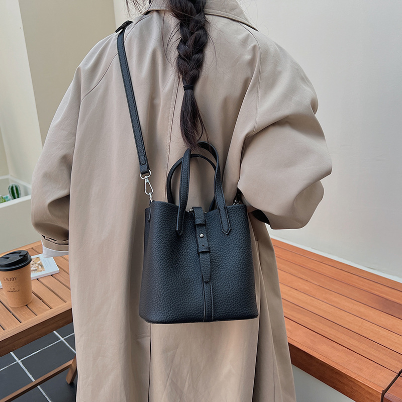 Nicho transfronterizo bolsas de cestas de verduras bolsas de cubo de mano otoño / invierno 2025 nuevo bolso de mujer moda retro mochila de hombro