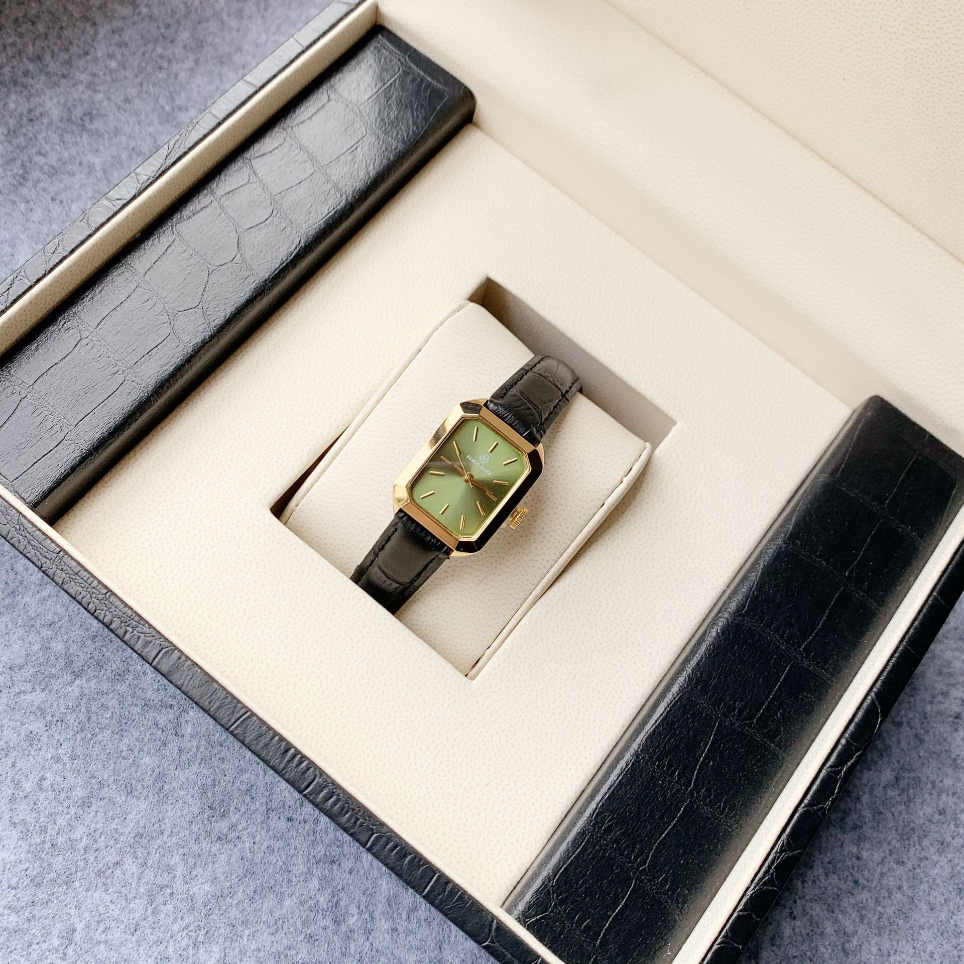 Nuovo piccolo orologio verde di lusso leggero Cintura casual alla moda Orologio da donna Quadrante quadrato Orologio da lavoro Regalo di fascia alta per impiegati e studenti_voghion.com