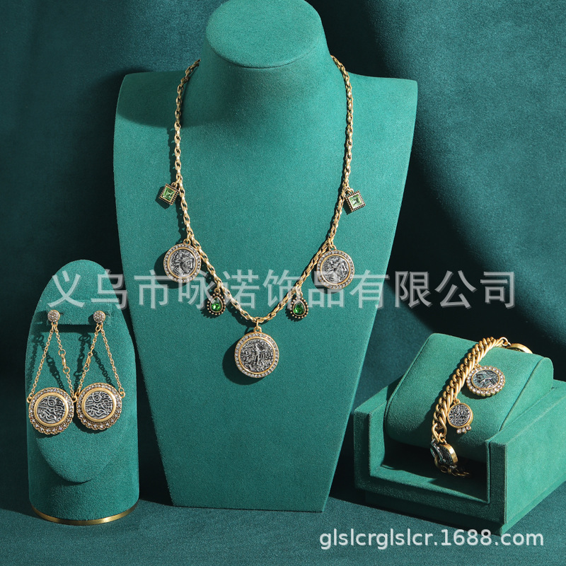 Yongnuo Palace Style Two-Tone Gold Ancient Coin Bracelet with Emerald and Diamond Inlay, Vintage Craftsmanship, Elegant and Versatile Medieval Jewelry