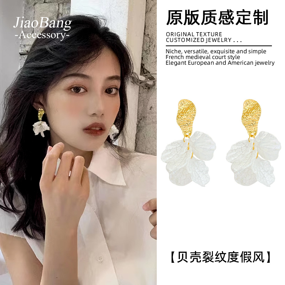 Pendientes de concha de textura irregular con pliegues de aguja de plata Pendientes de temperamento de moda simple Pendientes elegantes de lujo ligero de alta calidad