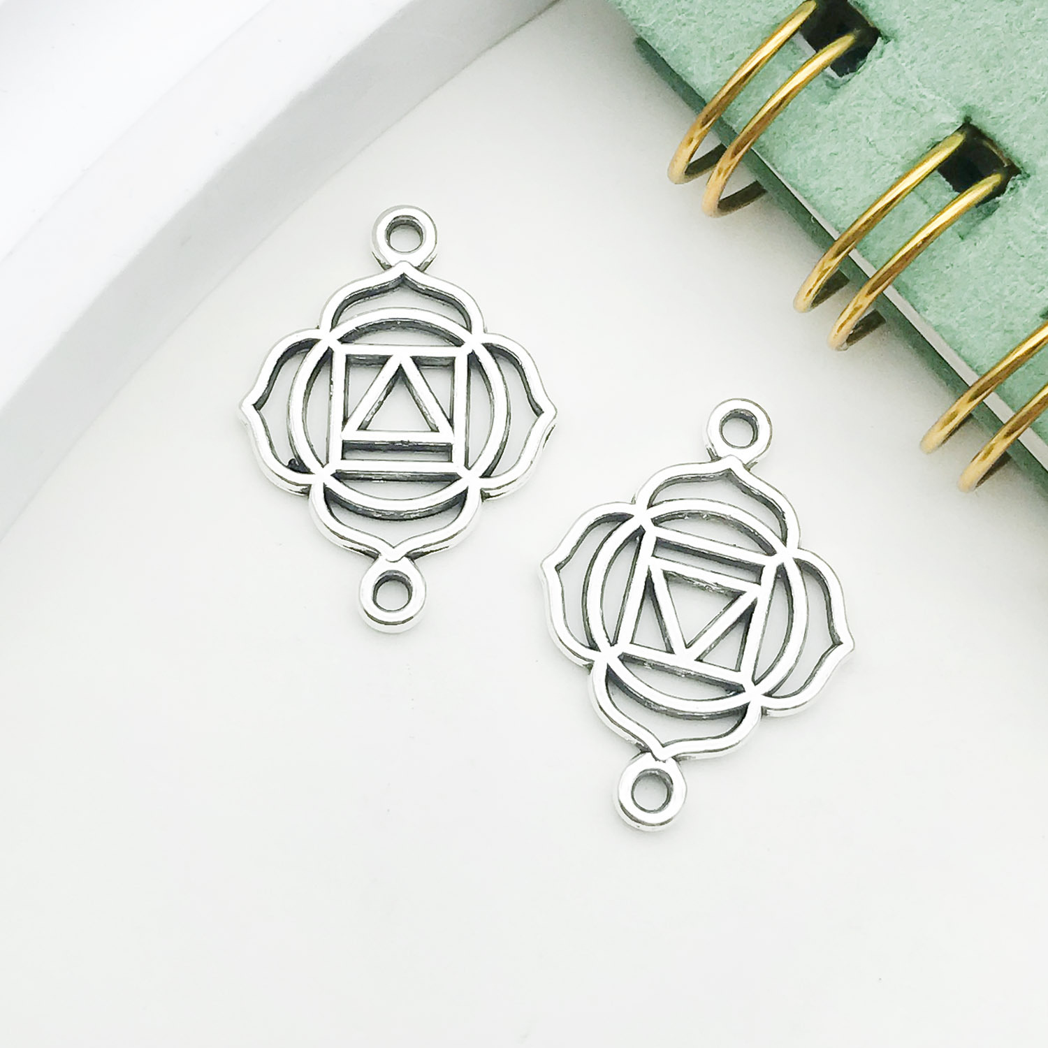 Mezclado 35 nudo chino colgante celta flor aleación pequeño colgante creativo DIY joyería accesorios llavero