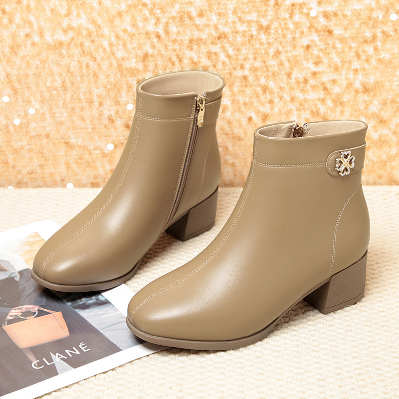 Venta al por mayor zapatos de madre zapatos de algodón acolchado de cuero suave de las mujeres de fondo suave botas cortas transfronterizas nuevos zapatos de cuero forrados de lana zapatos de mujer de invierno