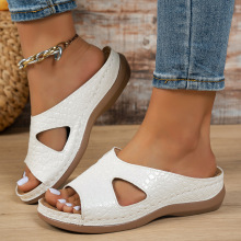 跨境外贸大码女2025夏季新款坡跟厚底金属石头纹一脚蹬时尚凉拖鞋