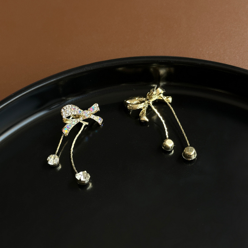 Pendientes asimétricos de tendencia 2023 Pendientes de niña de temperamento dulce Pendientes de lazo súper flash de diamantes coreanos