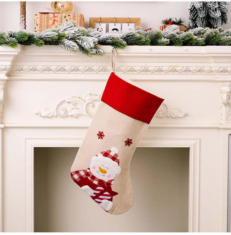 Hogar y jardín nuevas decoraciones navideñas calcetines navideños con estampado de dibujos animados de lino con borde rojo calcetines de regalo para niños colgante de árbol_voghion.com