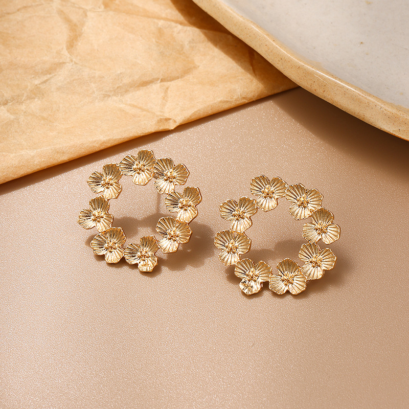 Kenjie Moda europea y americana Atmósfera Oro Pendientes de flores tridimensionales Temperamento Metal Pendientes de pétalos multicapa Pendientes de fiesta