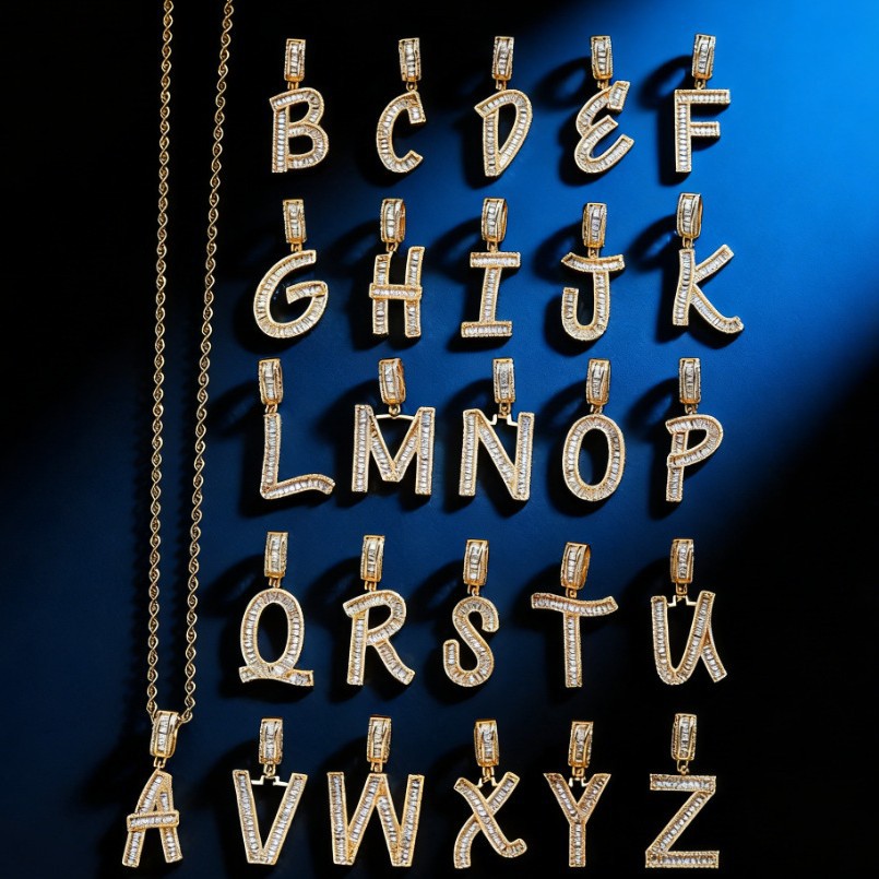 Europa y Estados Unidos explotaron transfronterizos letras hip-hop colgante de bronce collar de piedra joyas personales nicho diseño colgante de hombre