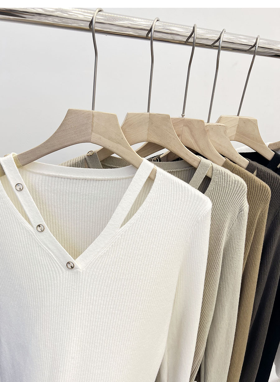 商品详情图_2024秋冬V领镂空设计感长袖针织衫女宽松打底毛