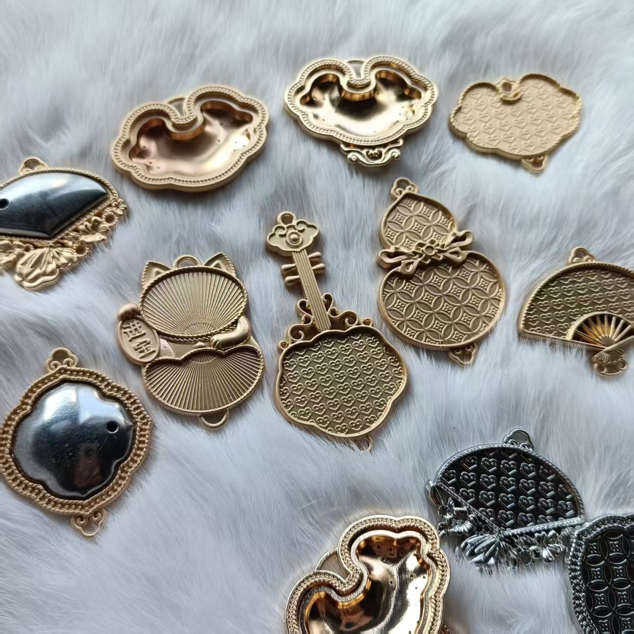 Ruyi Fan Yuanbao atraer la fortuna gato estilo chino Song JinDIY pinza de filamento punto verde pegado placa de cuero accesorios fabricantes de materiales