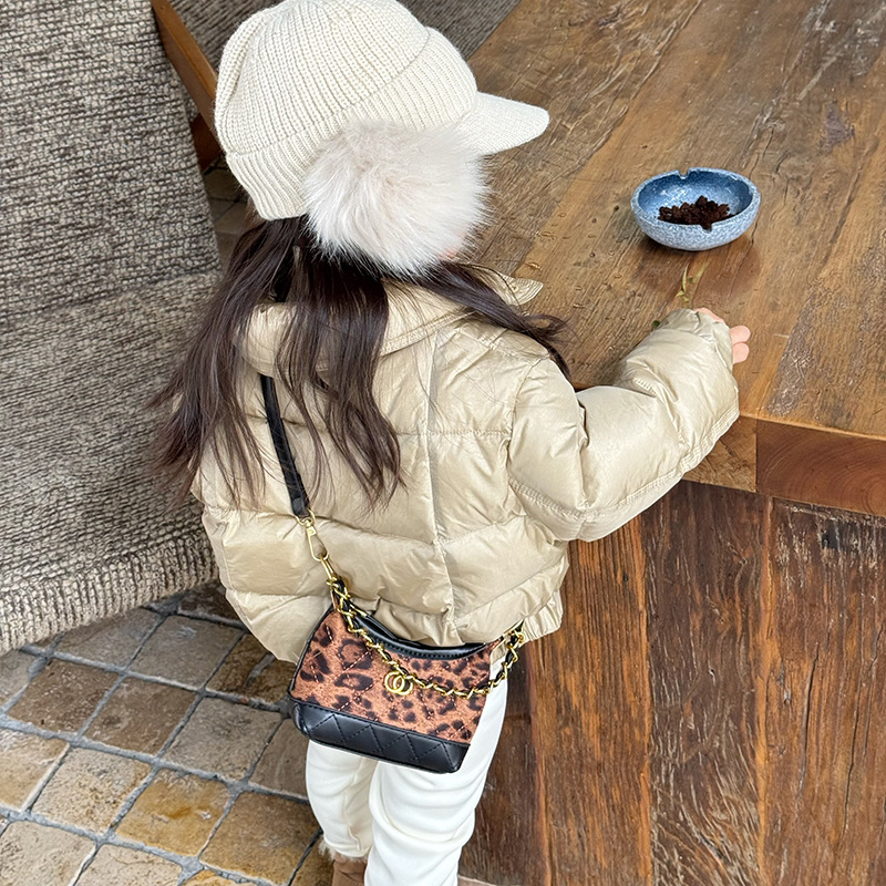 Coreana de alto valor para niños y niñas bolsas de hombro de patrón de leopardo diamante mini bolsas de bebé nuevas bolsas de cadenas para niños