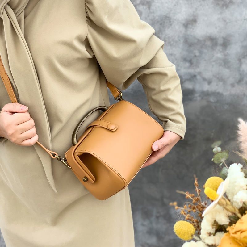 Wholesale Women's Large Capacity Crossbody Bag, Vintage Casual Vegetable Tanned Leather Doctor Bag, Commuter Handbag & Shoulder Bag - Thumbnail 3