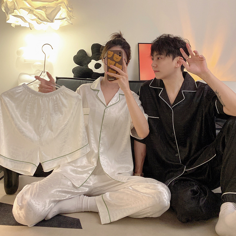 Pajamas de pareja de primavera y verano de seda de hielo de manga corta de tres piezas set 2024 nueva seda real ropa de hogar de hombre grande