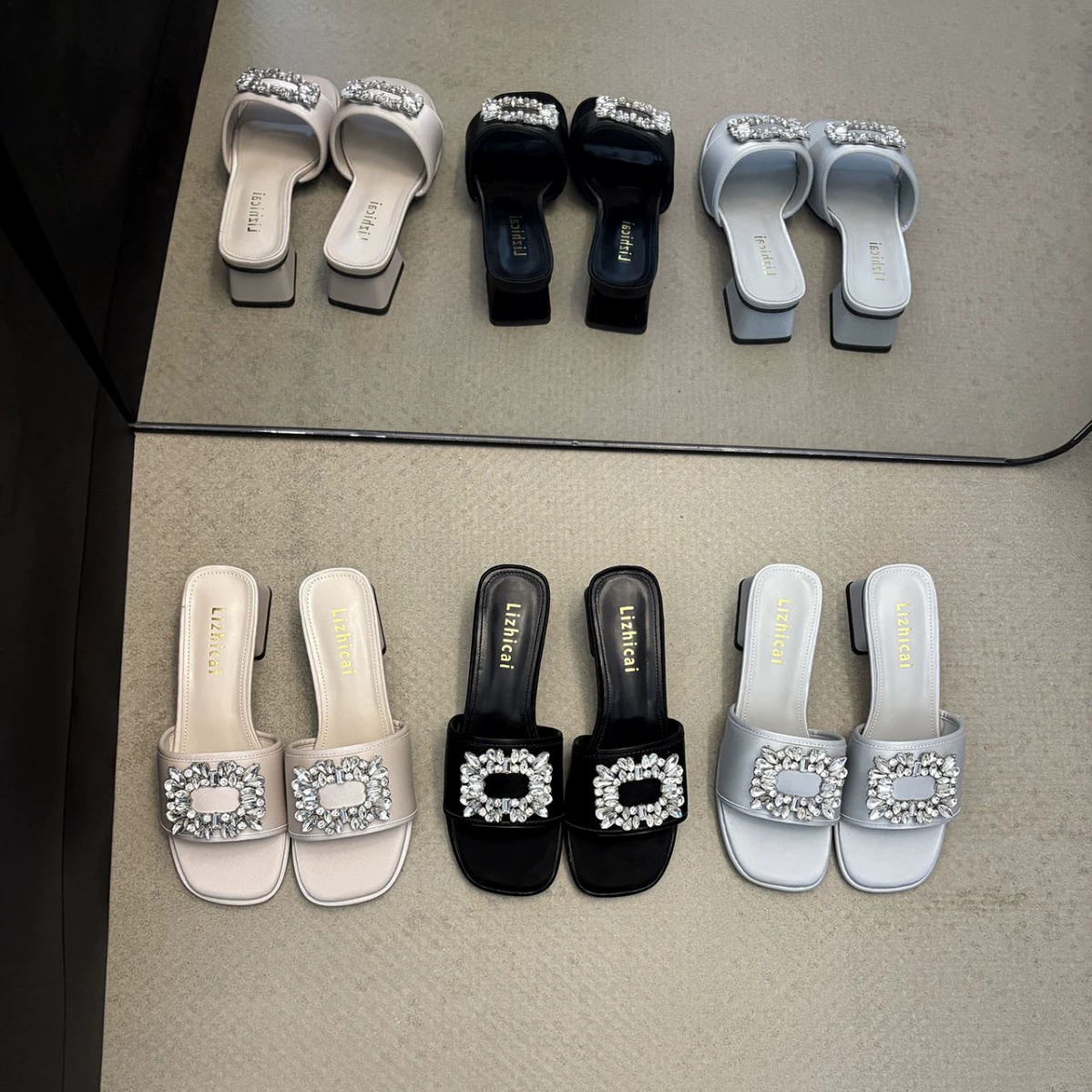 Красота толстых каблуков с квадратными пряжками со стразами