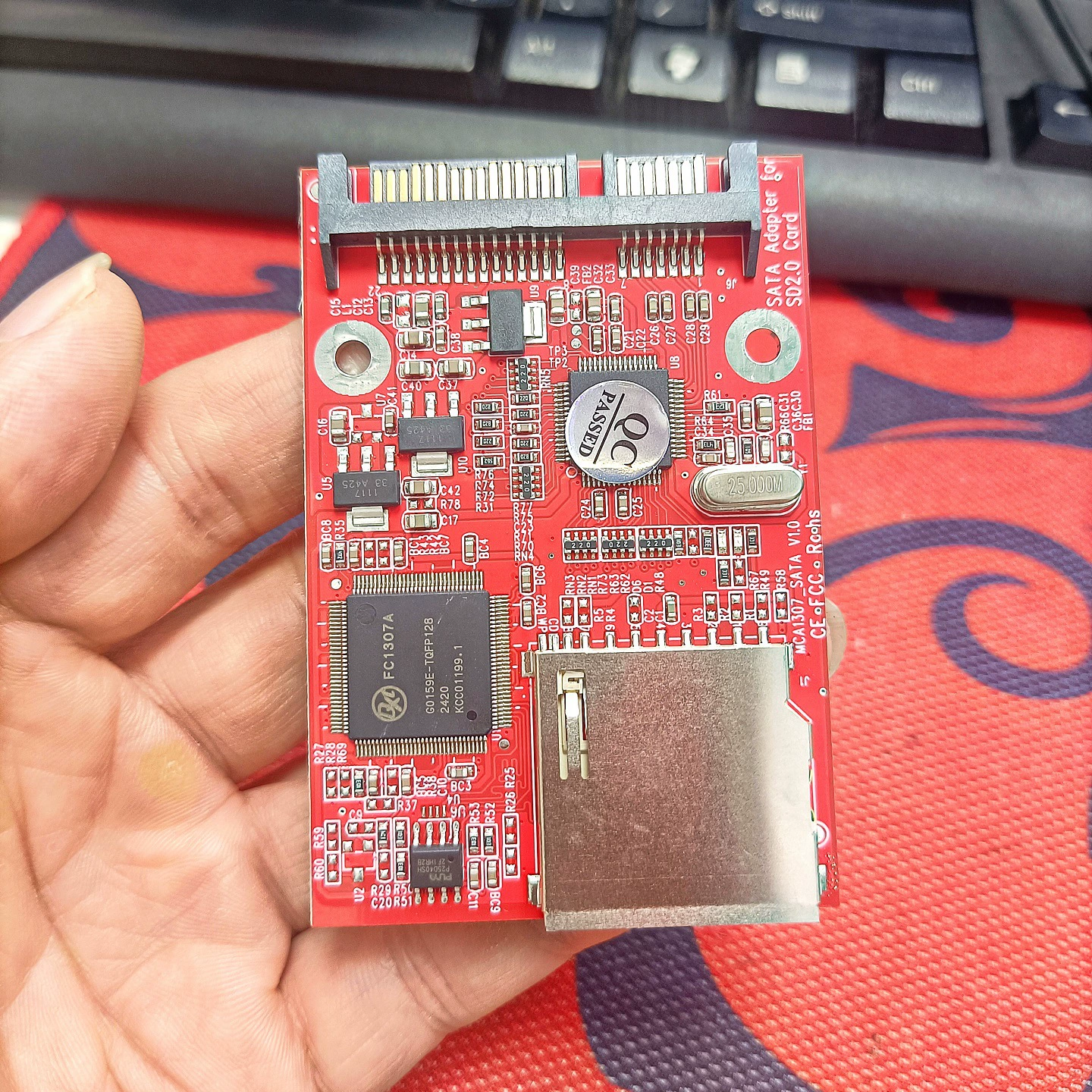 Адаптер жесткого диска SD к SATA поддерживает преобразование интерфейса SD карты в SATA и использует основной контроллер FC1370A