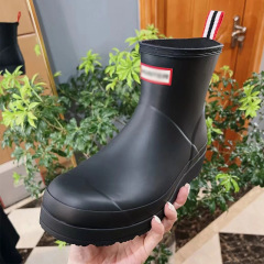 易夢玲同タイプの雨靴の女性の大きいサイズのショートブーツの防水滑り止めの軽い靴のゴムネットの赤い男女