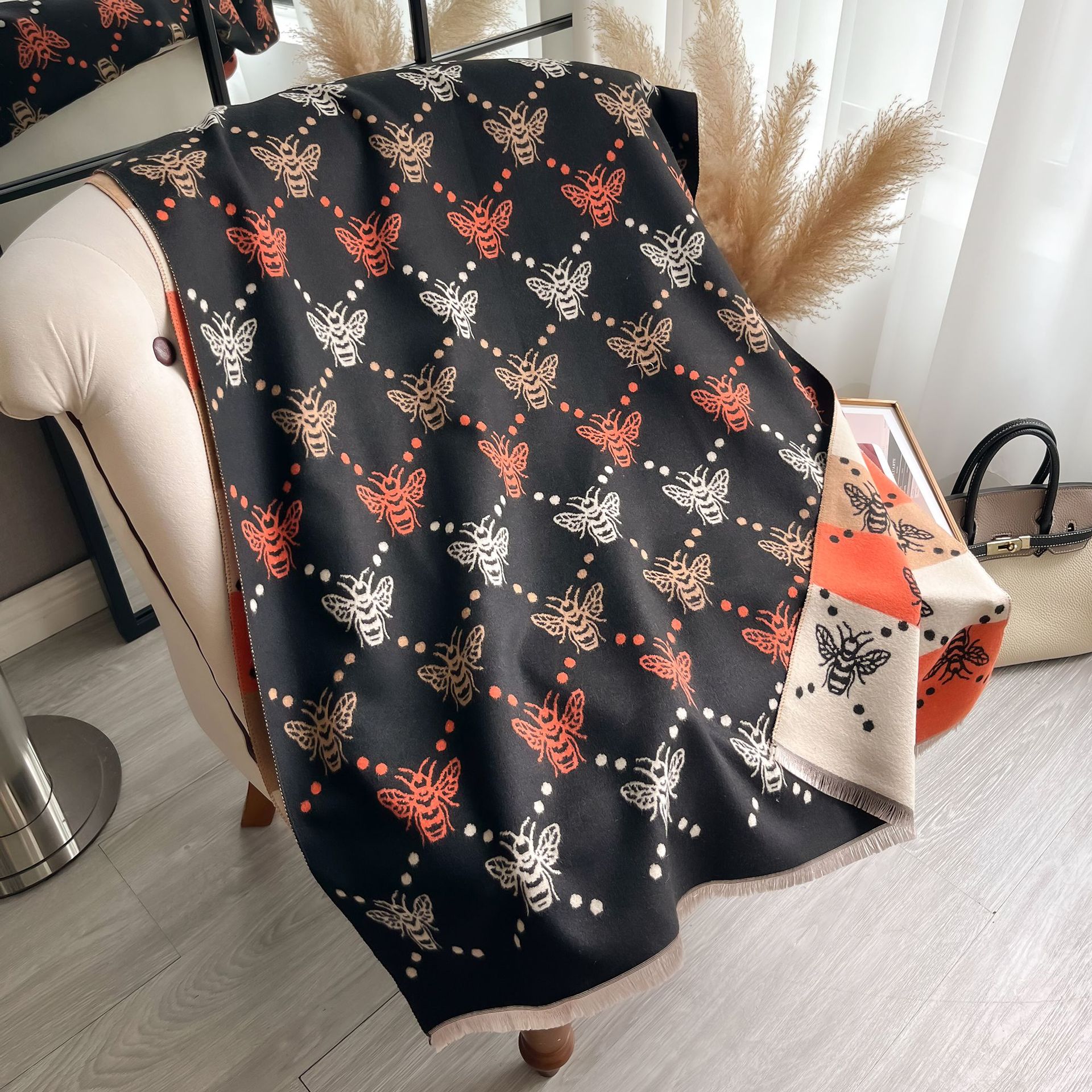 2024 modelo coreano de abeja impresa imita bufandas de cachemira otoño-invierno calentamiento del cuello sala de aire acondicionado de doble uso para la mujer