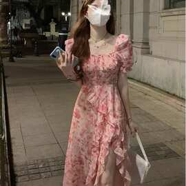 法式复古设计感显瘦泡泡袖大摆碎花海边度假连衣裙女夏季2026新款