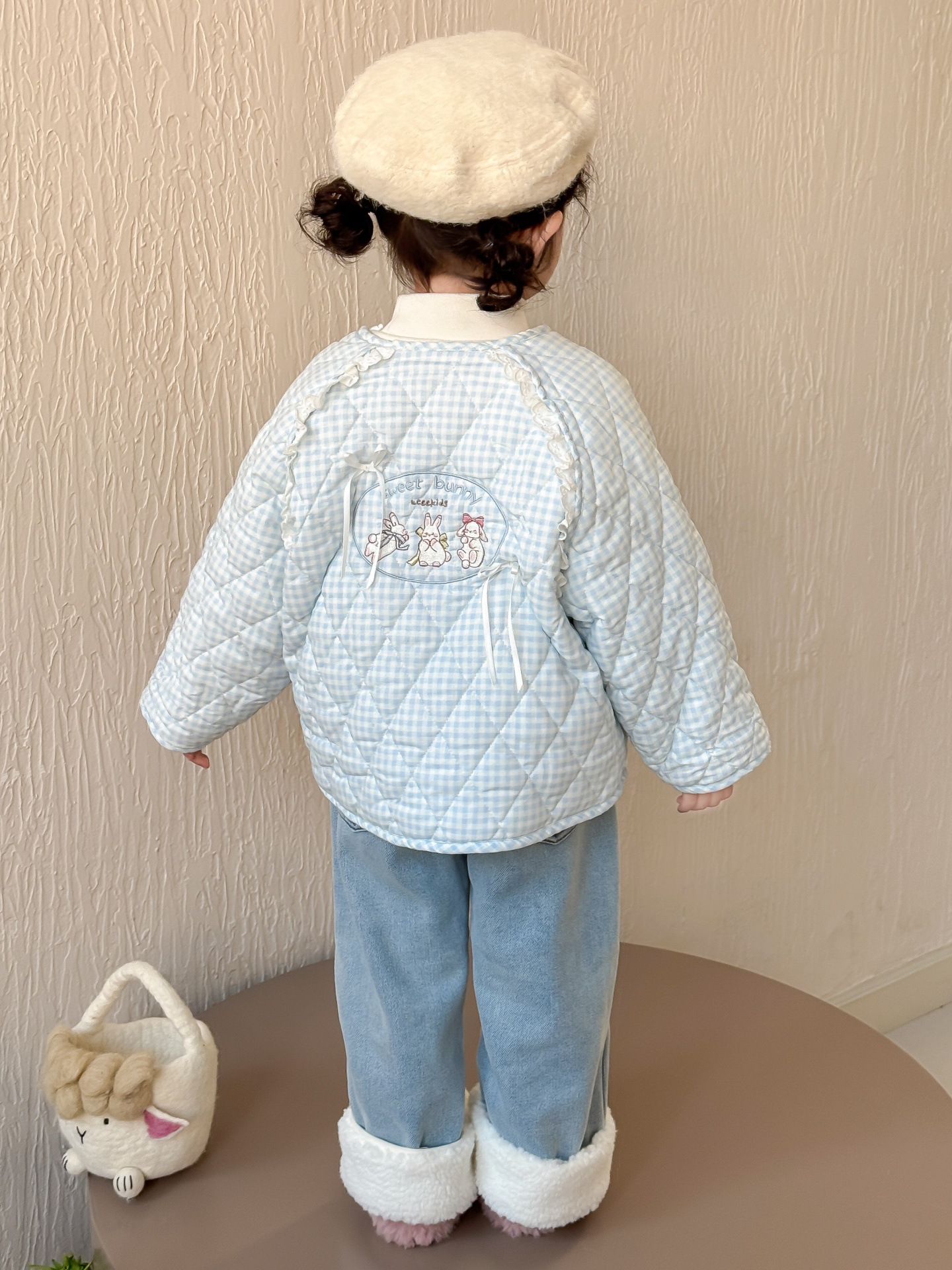 Trajes de niñas otoño-invierno 2025 nuevos niños de algodón y abrigo de terciopelo, ropa de bebé super hermosa y gruesa