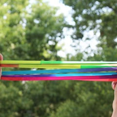 弾力性のある跳皮筋の学生はまだ古い80後の古い縄跳びのアウトドアスポーツの弾力性のあるロープの虹色の輪ゴムです。