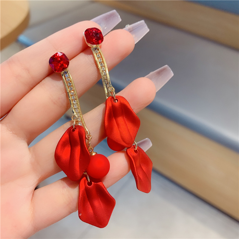 2023 Pendientes de nuevo estilo coreano Pendientes de súper hadas delgados Pendientes de pétalos rojos de marea Pendientes de borla largos para mujer Temperamento