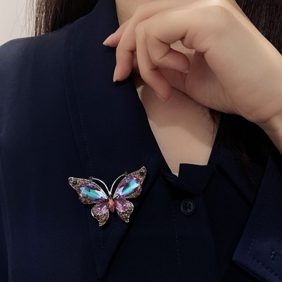Broche Mariposa Aurora con Cristales — Accesorio para Blazer o Abrigo