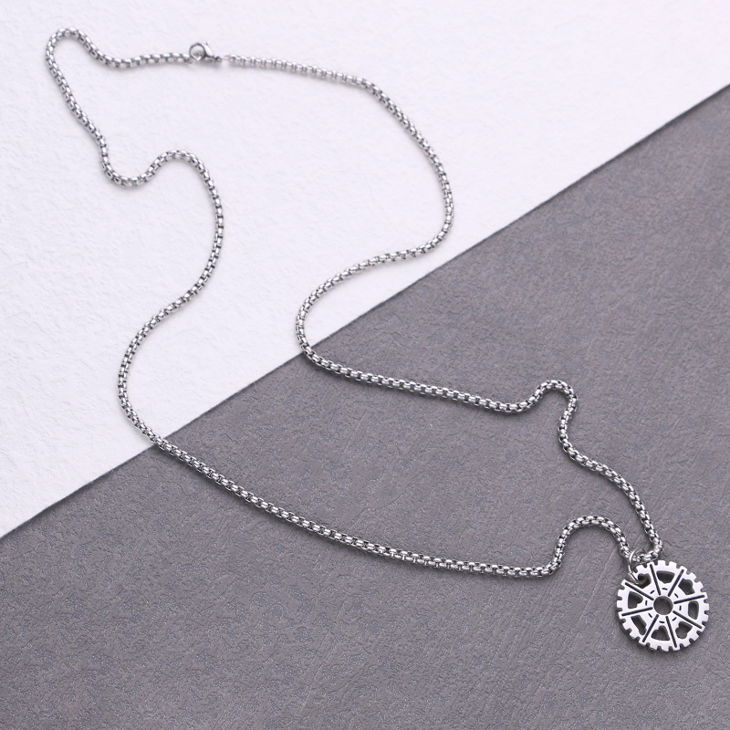 Collana con pendente ingranaggio rotto acciaio titanio_voghion.com