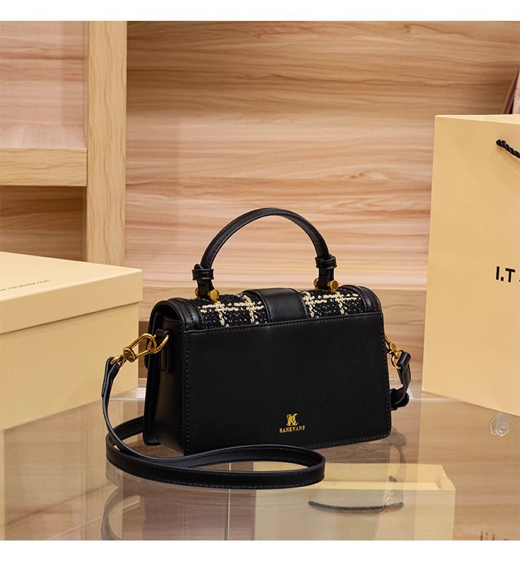 Túi xách tay da cổ điển vuông nhỏ phong cách Chanel, quai xách tay và đeo chéo — Màu đen w chi tiết 10