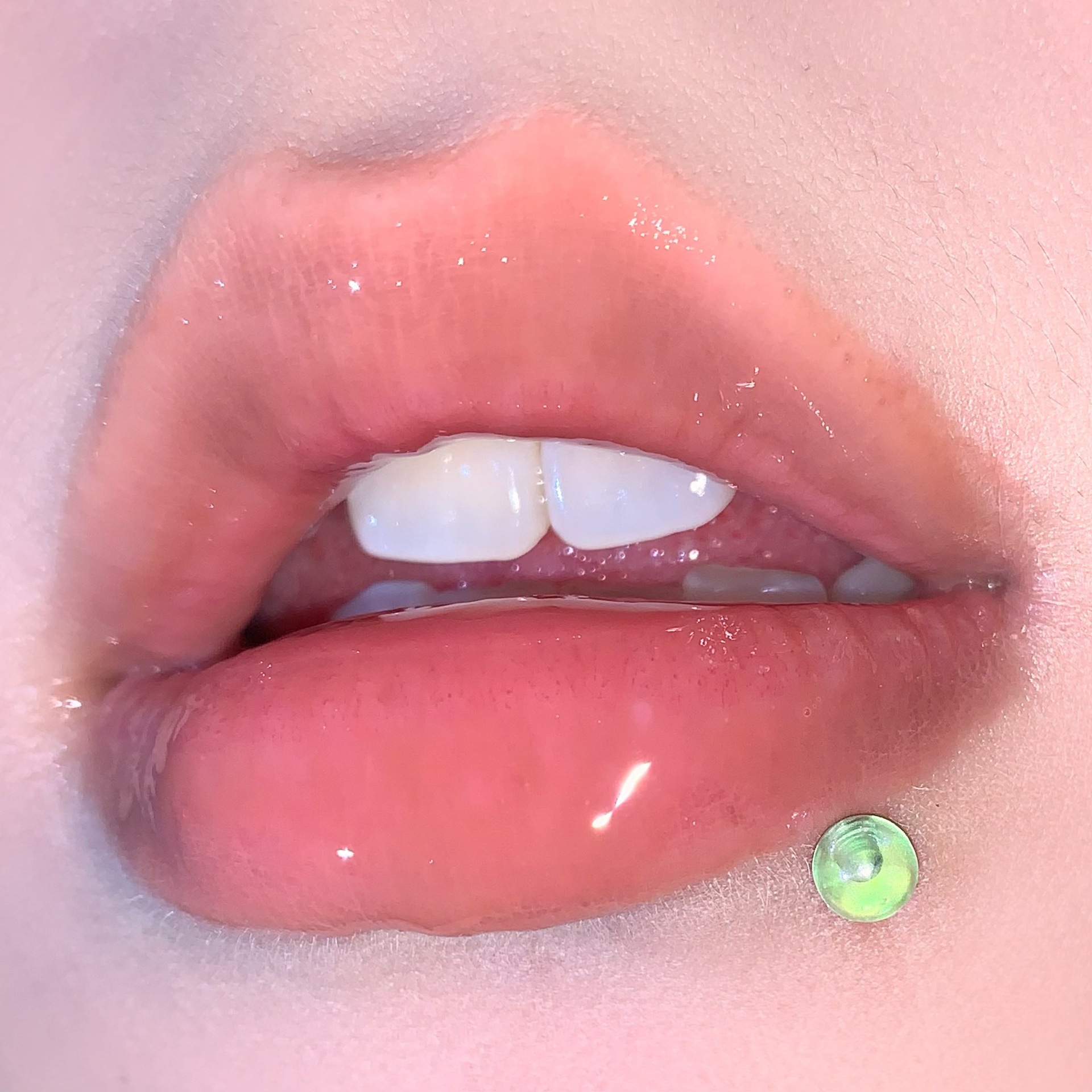 New Fine Glitter Laser Small Bulb Lip Piercing, Hot Girl Style Titanium Steel External Thread European And American_voghion.com