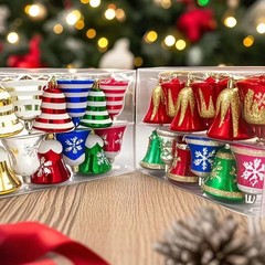 クリスマス装飾店のデパートにクリスマスツリーのアクセサリーを飾って6pcsを飾って絵を描いて鈴の異形のボールを加工する