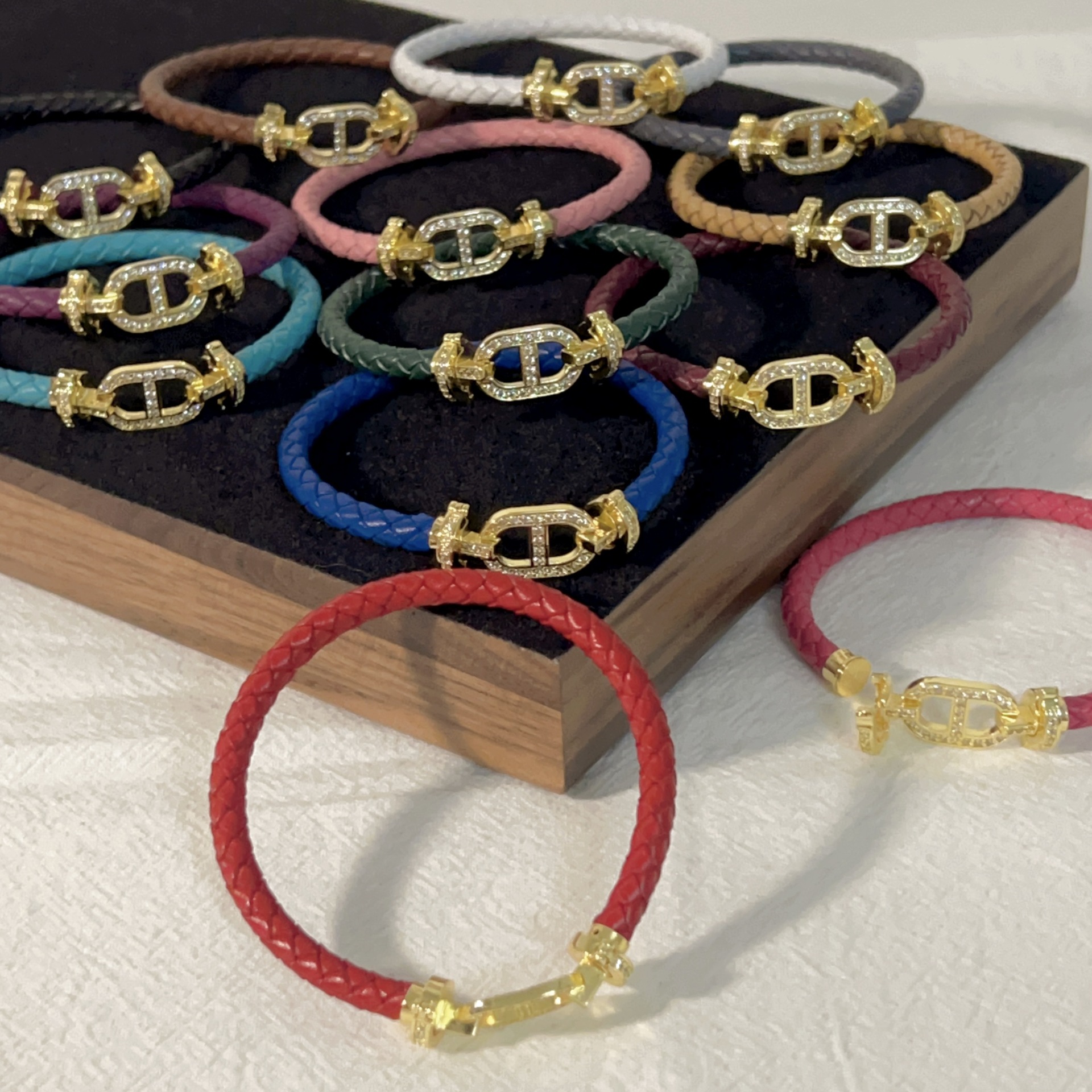 13g Weight 18K Gold Plated Plating Material Copper Pendant Material Rhinestones Inlay Material Bracelets Classification Leather Rope Chain Material No Chain Chain Type 1 Piece Quantity Casual, Daily Occasion Leather rope, Copper Material Geometric Pattern Unisex Gender Plating, Inlay Design Simple Style Style Leather Rope Copper No Chain 18K Gold Plated Plating Inlay Geometric Rhinestones Bracelets 3