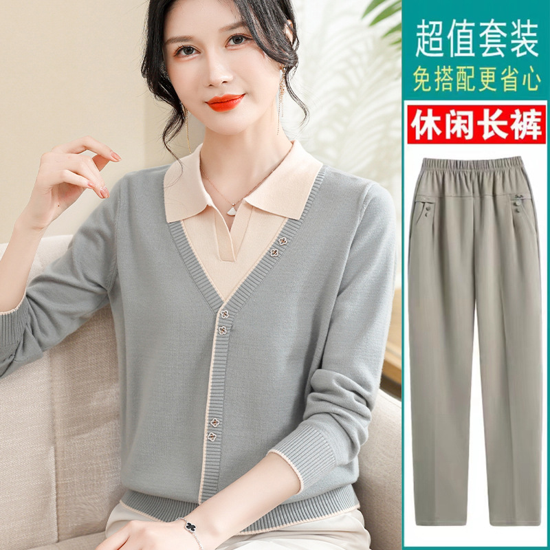 お母さんの秋の服の洋風の偽の上着のニットの底のシャツの中で年配の女性の春秋は長袖のプルオーバーのセーターをめくります。|undefined