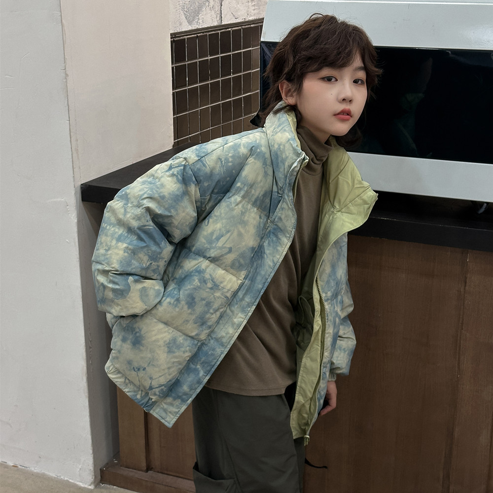 Children's down jackets, boys' and girls' white duck down tie-dye stand-up collar short winter coats, trendy and filled with down, are offered at a special public welfare price.