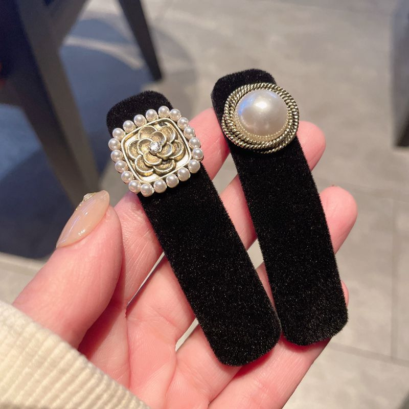 Kamelie Perlensamt Haarspange Ponyspange Seitenspange Hepburn Stil Entenschnabelspange kleine Haarnadel weibliches Haar Zubehör Kopfschmuck_voghion.com
