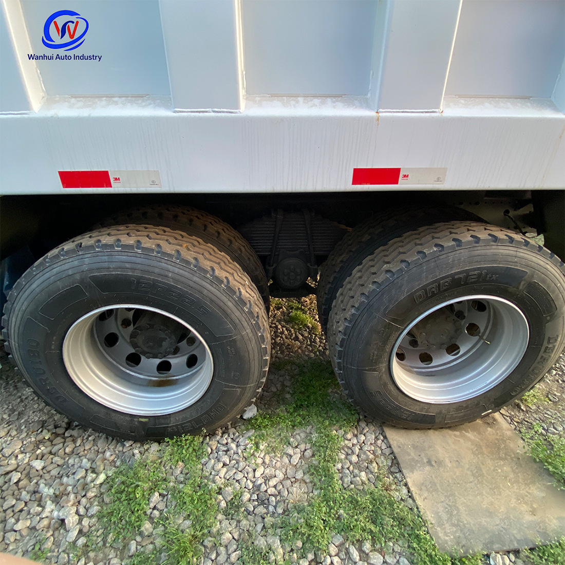 Cross-border Sinotruk Howo 6×4 Dump Truck, 380 horsepower, Euro II, rear eight-wheel engineering dump truck, 90% new