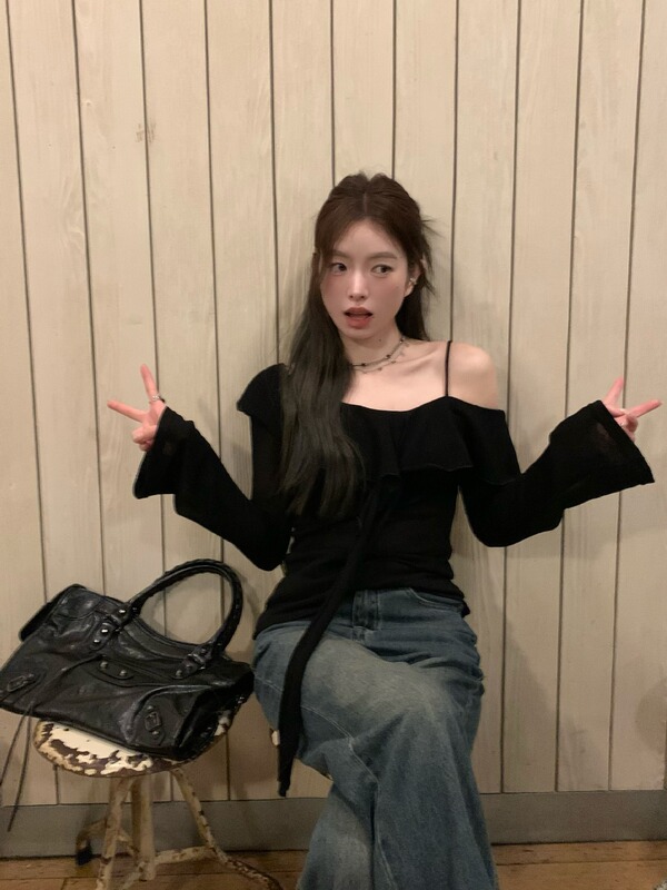 早秋黒一字肩長袖日焼け止めニットtシャツ女装薄手デザイン感肩ストラップ上着潮|undefined