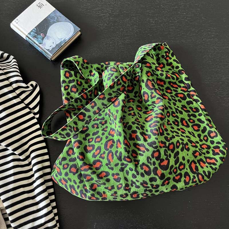 Korean ins Super Hot Green Leopard Canvas Bag Star Style Corduroy Printed Large Capacity Shoulder Crossbody Bag Korean ins Super Hot Green Leopard Canvas Bag Star Style Corduroy Printed Large Capacity Shoulder Crossbody Bag