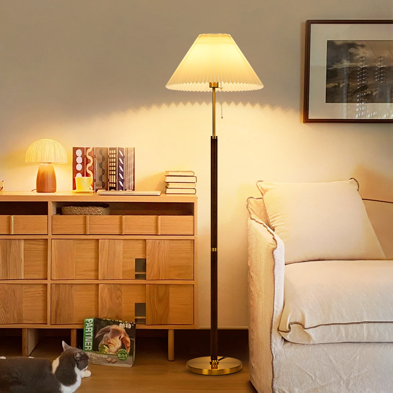 Lámpara de piso decorada con pliegues sofá de sala de estar minimalista lujoso estudio cama de cama lámpara de escritorio vertical lámpara de montaña L002