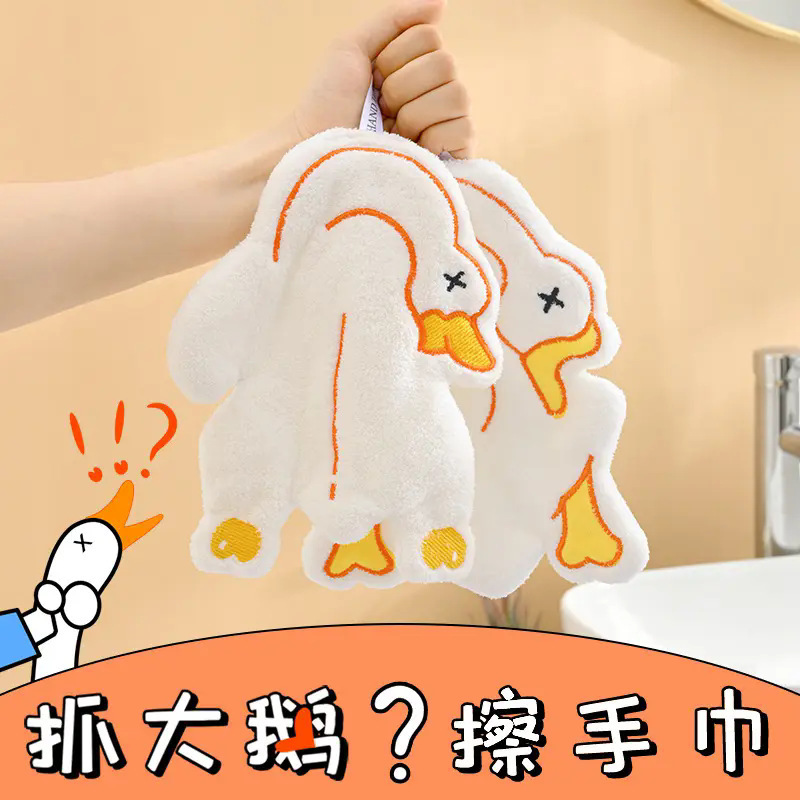アニメ動物は掛け式のサンゴの絨毯を拭くことができます。|undefined