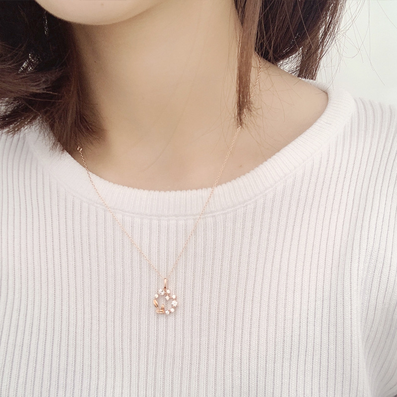Colar de guirlanda de flores feminino estilo Instagram design de nicho temperamento simples e versátil na moda, acessórios de corrente de osso com cadeado em ouro rosa_voghion.com