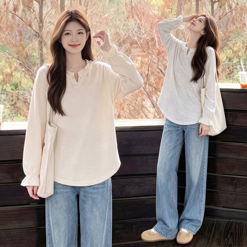 Autumn maternity outfit set with ruffled, delicate lace top and jeans, suitable for work, leisure, and prenatal check-ups Autumn maternity outfit set with ruffled, delicate lace top and jeans, suitable for work, leisure, and prenatal check-ups