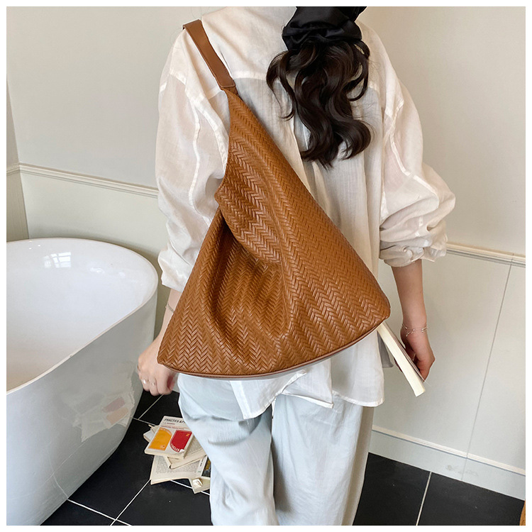 In 2025, a new Korean-style casual woven pattern large-capacity tote bag for women's commuting to work undefined