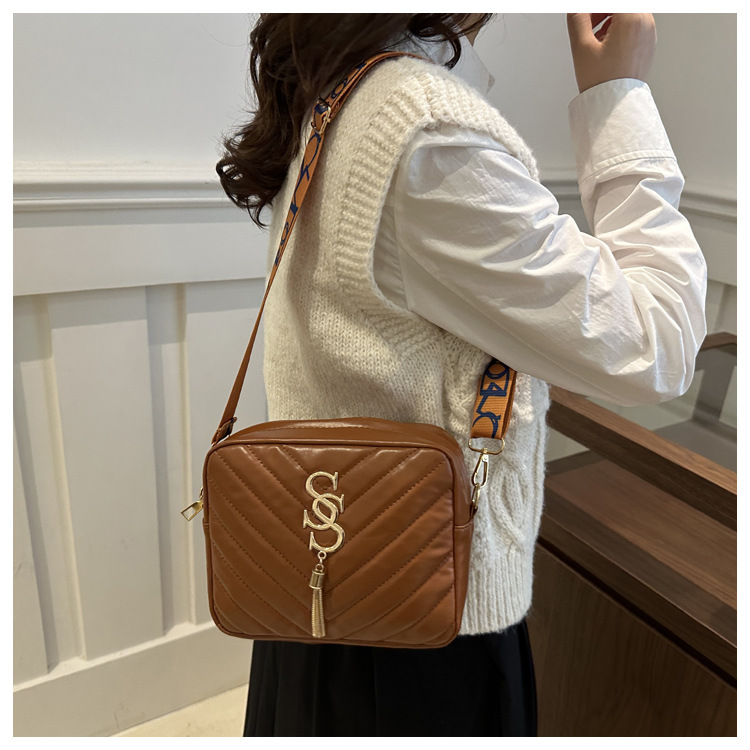 A stylish Korean-style wide shoulder strap small bag for women in the autumn of 2024, a niche design and versatile camera bag, an ins crossbody small square bag undefined