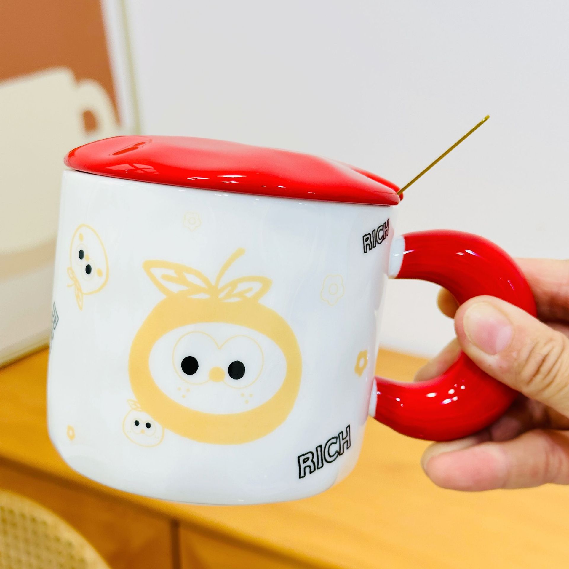 Taza de cerámica de fresa con tapa Taza de oficina de corazón de niña Taza de alto valor Taza con asa Regalo de apertura