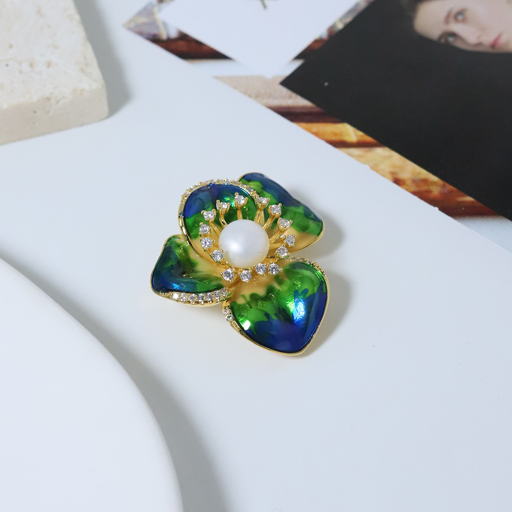 Accesorios DIY camellia esmalte pintado broche de alta calidad grueso dorado zircón pin pectoral de perla soporte vacío image 4