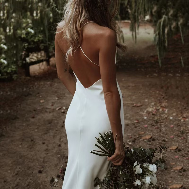 Europa y América comercio exterior nuevo vestido de novia sexy profundo V-collar sin mangas vestido de novia simple delgado vestido de novia largo image 3